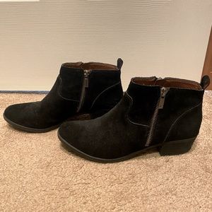Black zip ankle boot